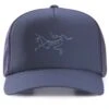 ARC'TERYX Bird Trucker Curved Unisex - Kappe -Ice Break Men Arcteryx Bird20Curved20Brim20Trucker20Hat Black20Sapphire Neutral